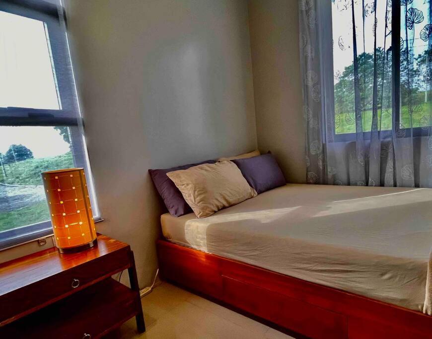 Overlooking Staycation At Sandari Batulao Tagaytay City Kültér fotó
