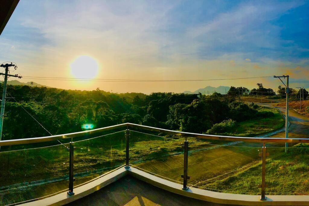 Overlooking Staycation At Sandari Batulao Tagaytay City Kültér fotó