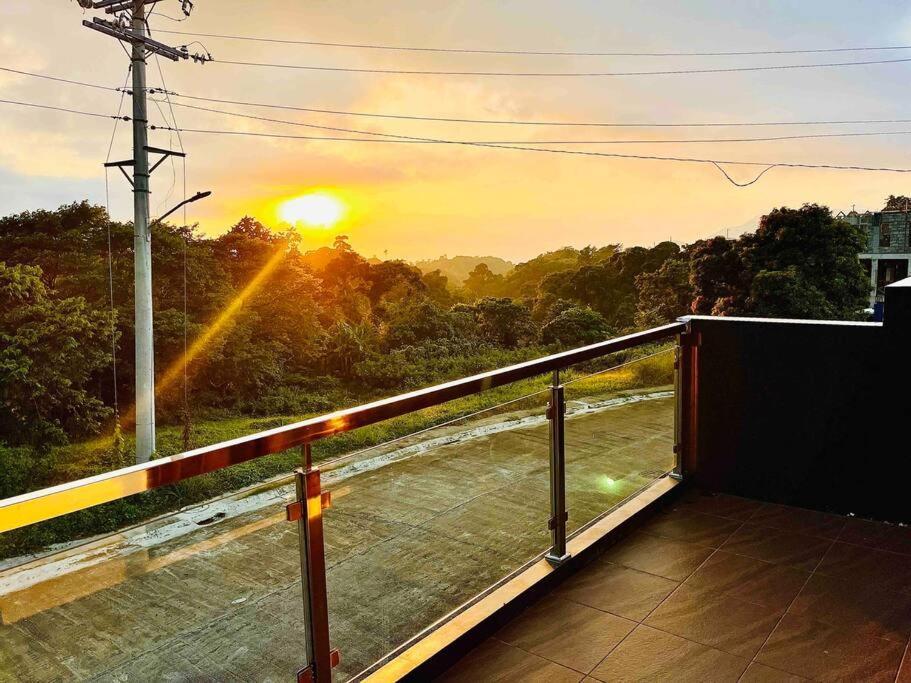 Overlooking Staycation At Sandari Batulao Tagaytay City Kültér fotó
